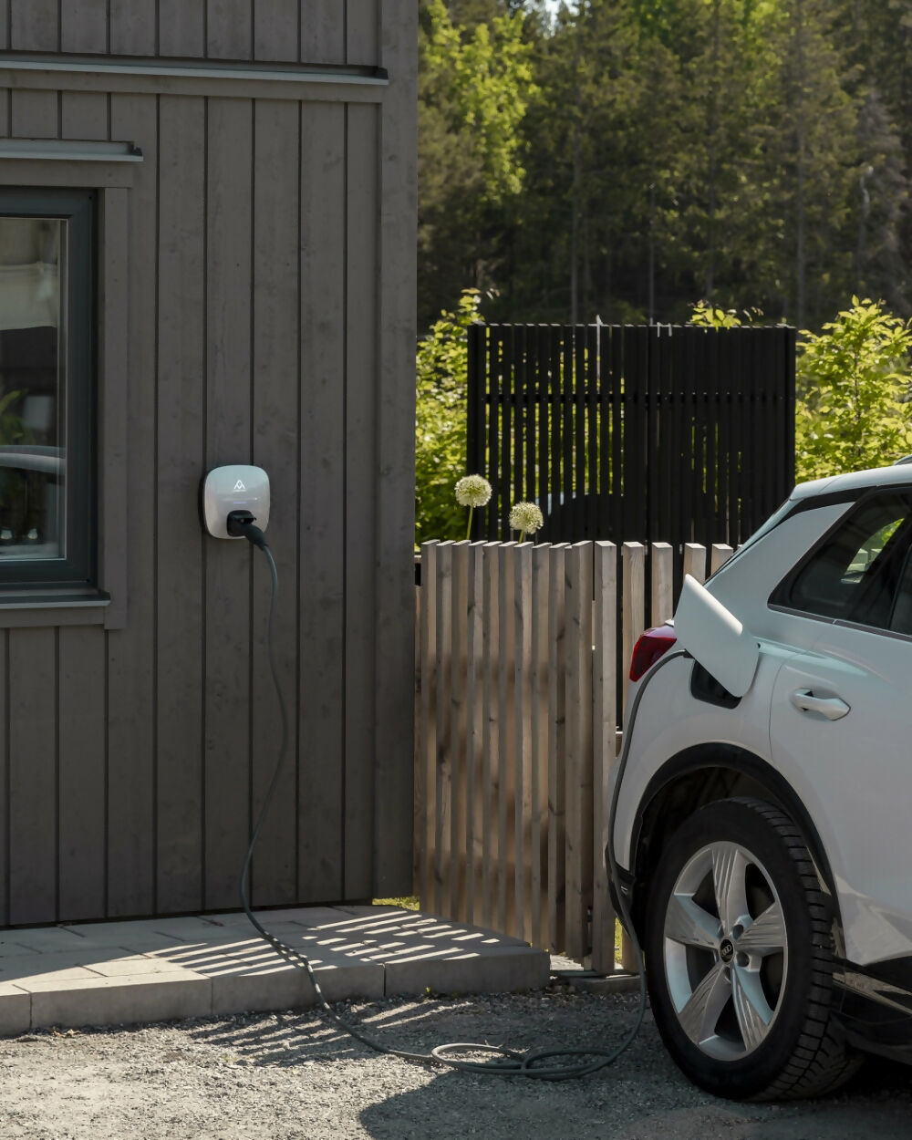 Charge Amps Luna latausasema käytössä sähköauton latauksessa