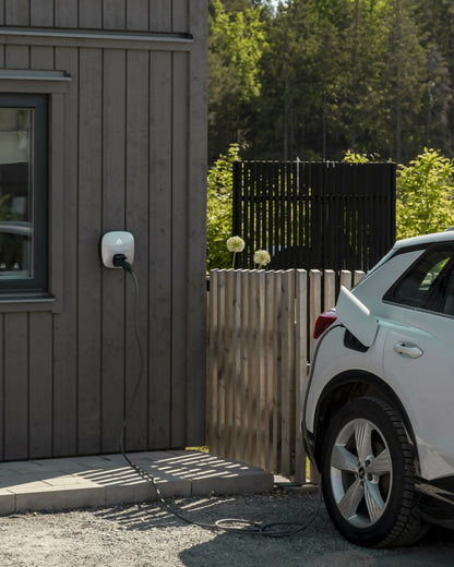 Charge Amps Luna latausasema käytössä sähköauton latauksessa