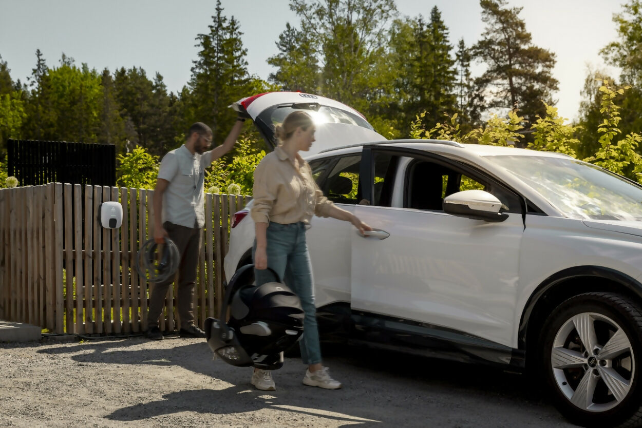 Charge Amps Luna latausasema käytössä sähköauton latauksessa type2 kaapeli erikseen