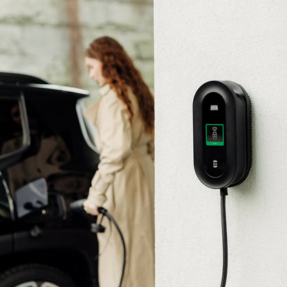 DEFA Power latausasema asennettuna seinälle