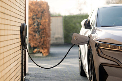 Volt Time One 22 kW lataamassa sähköautoa