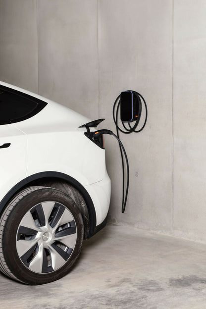VOOL Charger 22 kW sähköauton latausasema asennettuna eaturilta