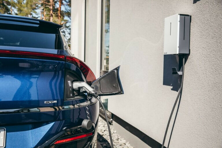 Sähköauto latauksessa WALLe 16M latausasemalla