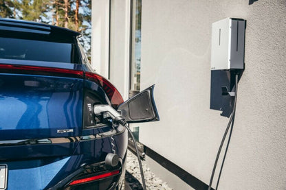 Sähköauto latauksessa WALLe 16M latausasemalla