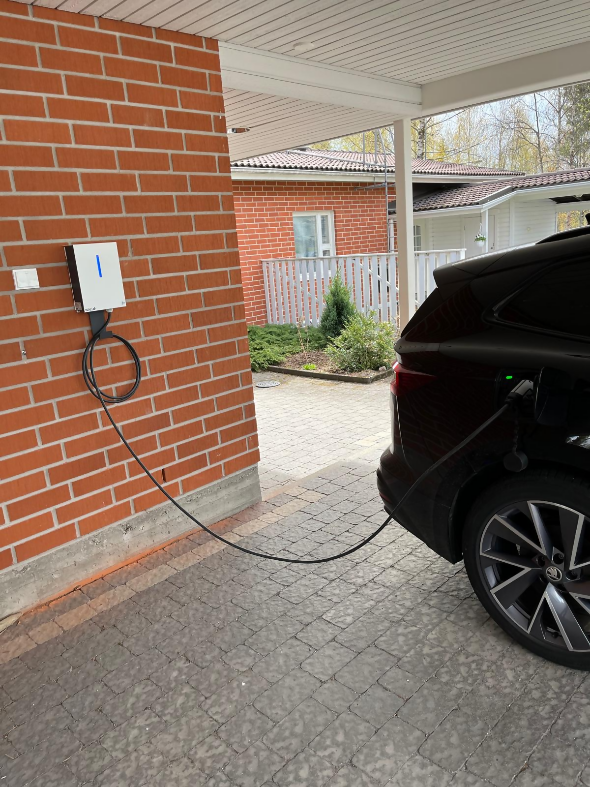 WALLe16M latausasema 11 kW asennettuna eLaturilta