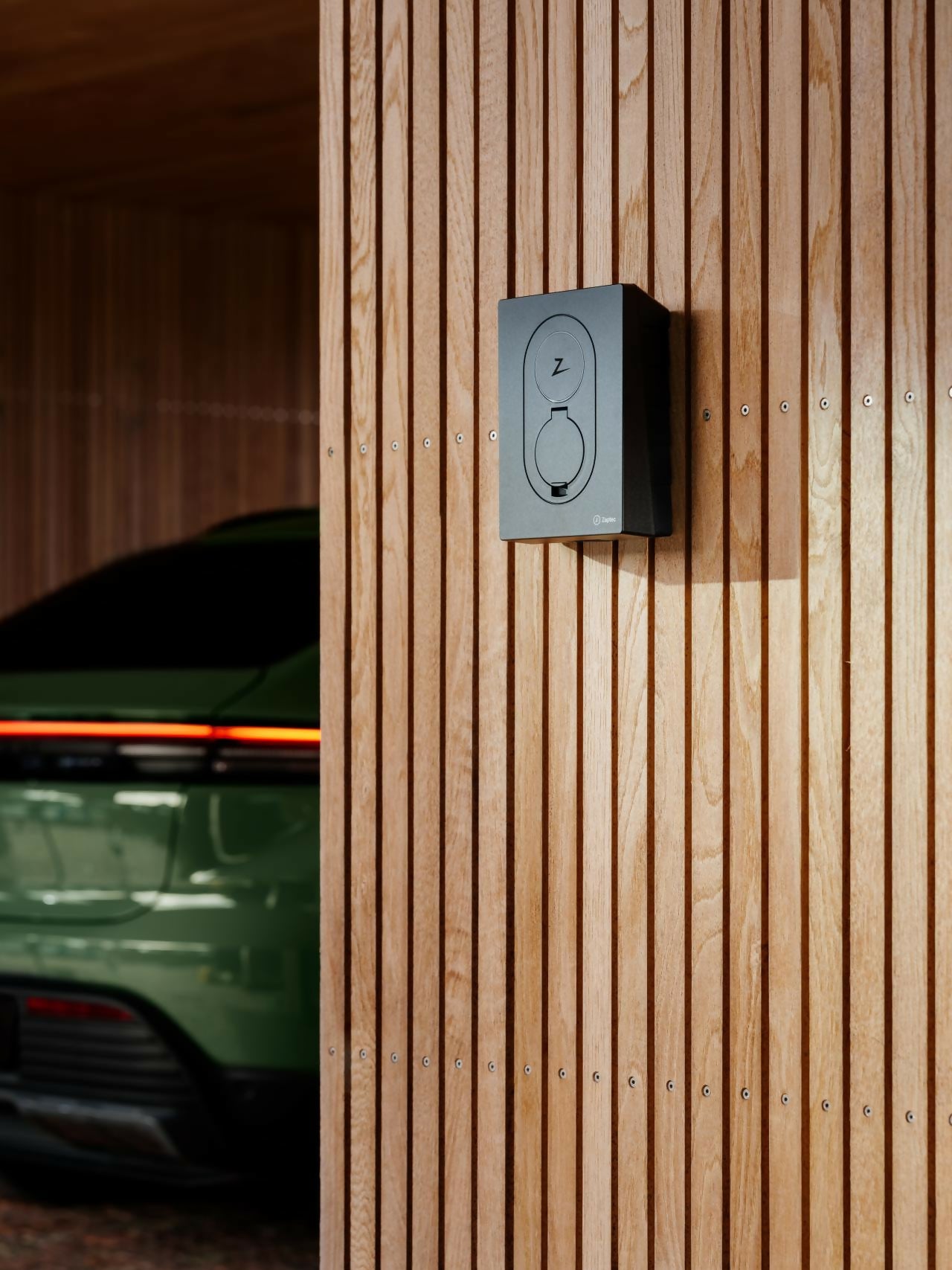 Zaptec Go latausasema asennettuna autotalliin 2